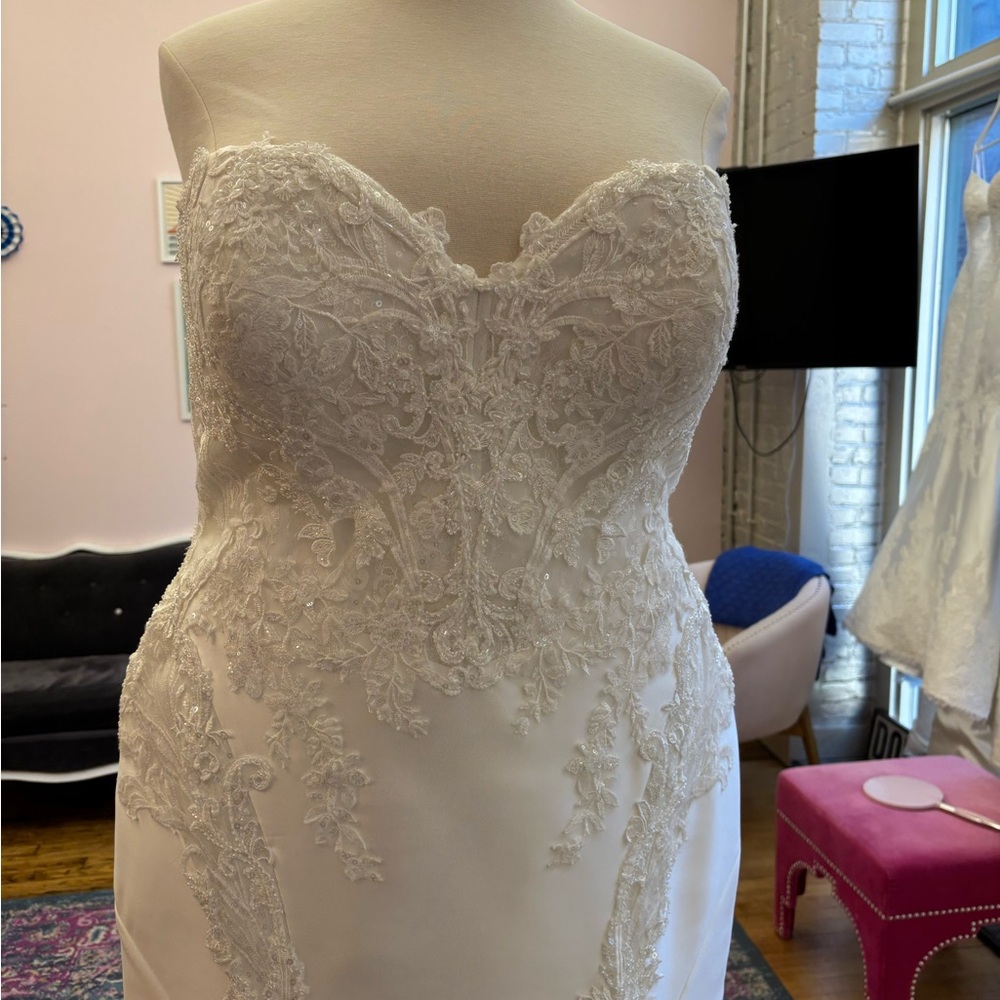 Elegant White Lace Wedding Dress